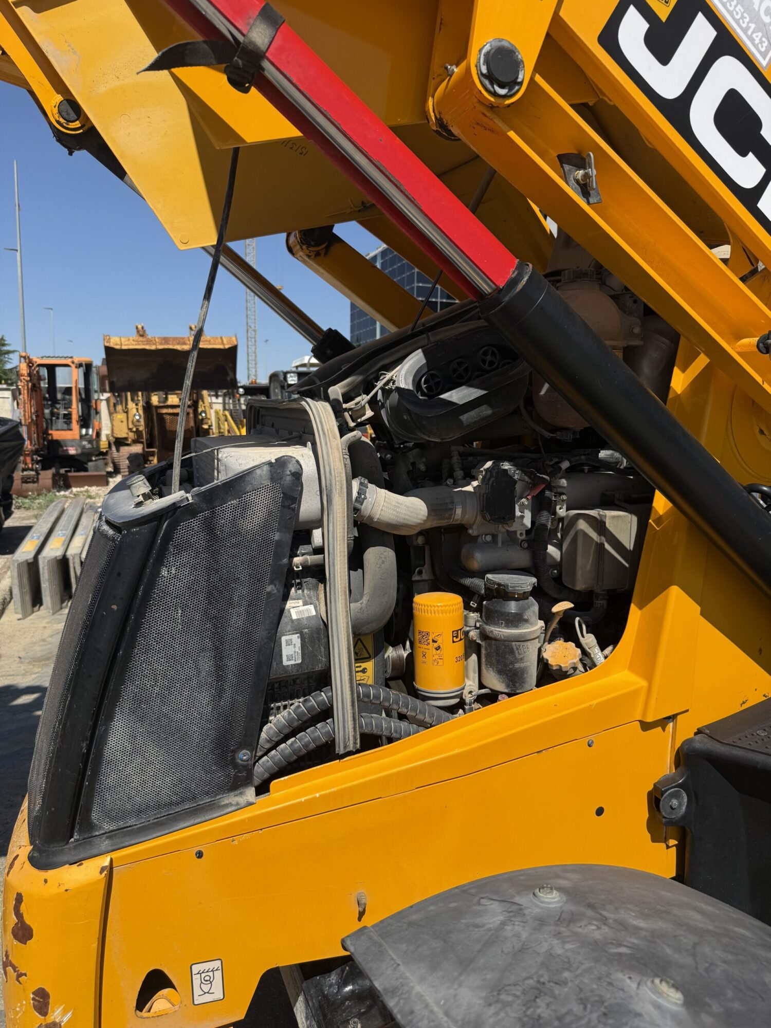 9-1-terna-jcb-motore-lato-dx